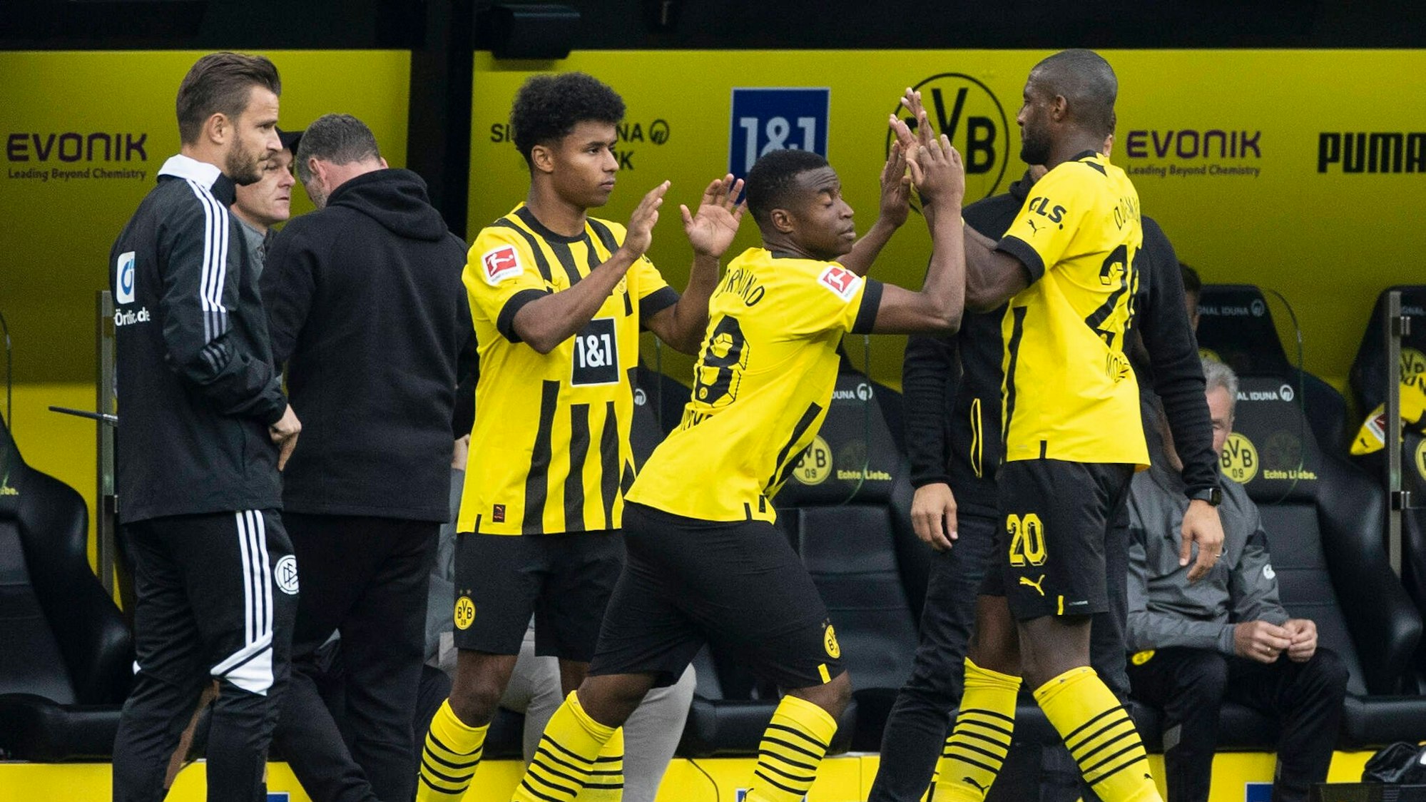 Dortmunds Youssoufa Moukoko betritt für Anthony Modeste das Spielfeld.