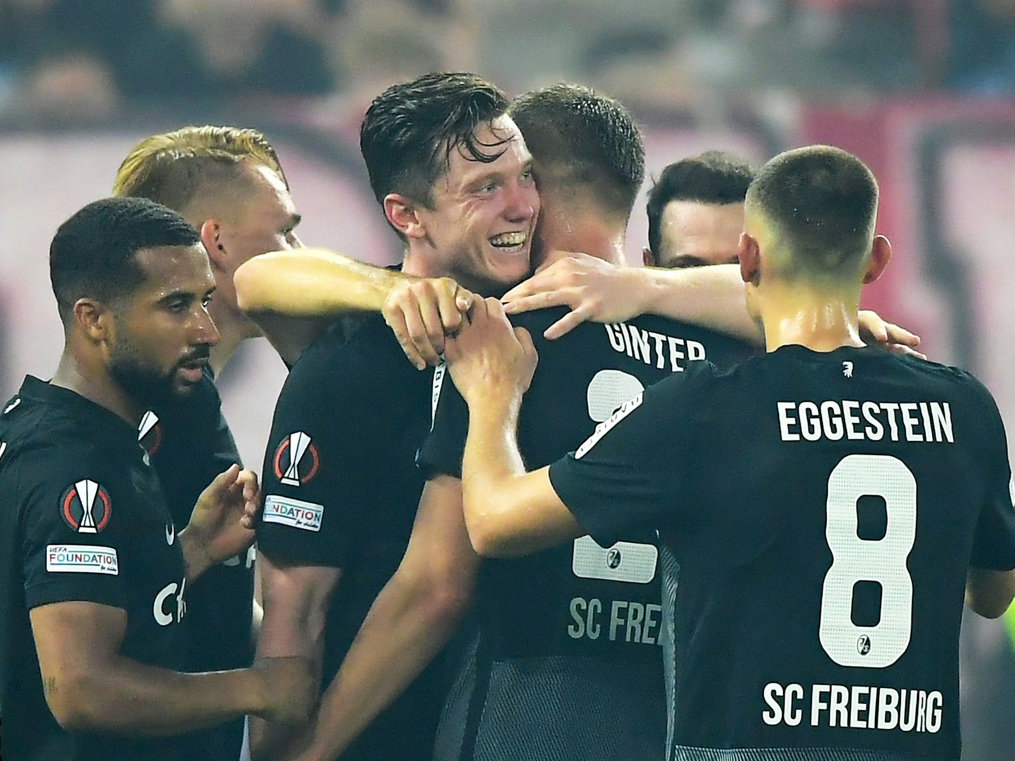 Fußball: Europa League, Gruppenphase, Gruppe D, 2. Spieltag. Olympiakos Piräus - SC Freiburg im Georgios-Karaiskakis-Stadion. Freiburgs Spieler jubeln nach einem Tor von Michael Gregoritsch (M). +++ dpa-Bildfunk +++