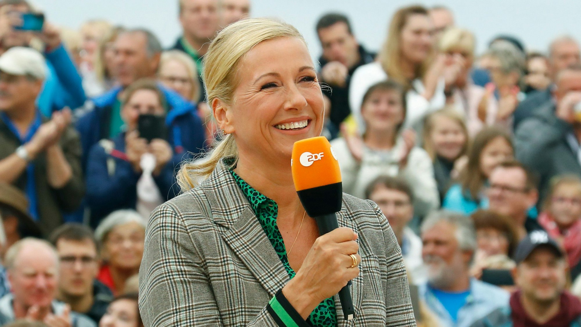 Im ZDF-„Fernsehgarten“ geht es am 18. September 2022 „Hoch Hinaus“. Moderiert wird von Andrea Kiewel, hier auf einem Foto vom Mai 2020.