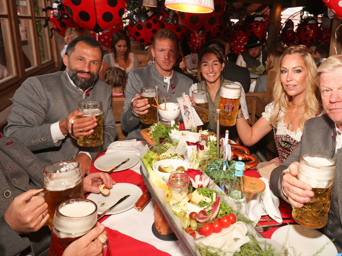 Hasan Salihamidzic(l-r), Sportdirektor von München, Trainer Julian Nagelsmann
mit seiner Freundin Lena Wurzenberger, Svenja und Oliver Kahn, Vorstandsvorsitzender der FC Bayern München AG, sind im Käferzelt auf dem Oktoberfest auf der Theresienwiese zu Gast.