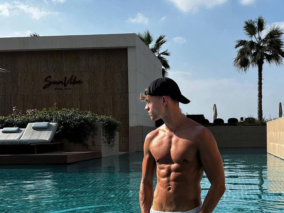 YouTuber „laserluca“, hier auf einem Instagram-Bild von Mai 2022, schockt seine Fans mit einem ehrlichen Geständnis. Auf dem Bild ist der YouTuber in weißer Badehose im Pool zu sehen.