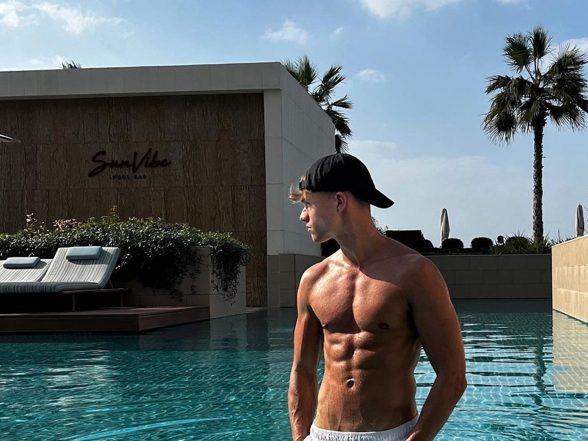 YouTuber „laserluca“, hier auf einem Instagram-Bild von Mai 2022, schockt seine Fans mit einem ehrlichen Geständnis. Auf dem Bild ist der YouTuber in weißer Badehose im Pool zu sehen.