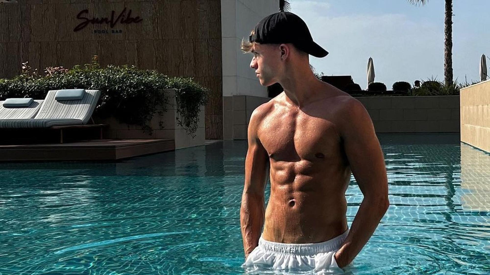YouTuber „laserluca“, hier auf einem Instagram-Bild von Mai 2022, schockt seine Fans mit einem ehrlichen Geständnis. Auf dem Bild ist der YouTuber in weißer Badehose im Pool zu sehen.