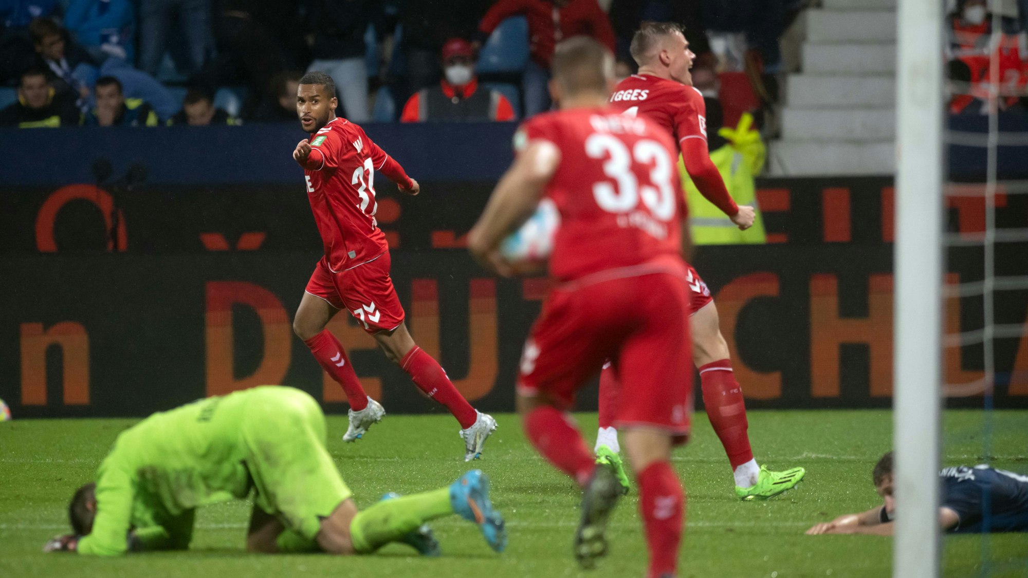 Linton Maina (l) von Köln jubelt über das 1:1.