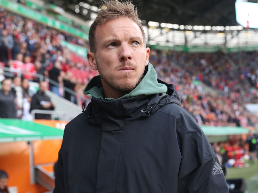 Bayern-Trainer Julian Nagelsmann steht im Stadion des FC Augsburg.