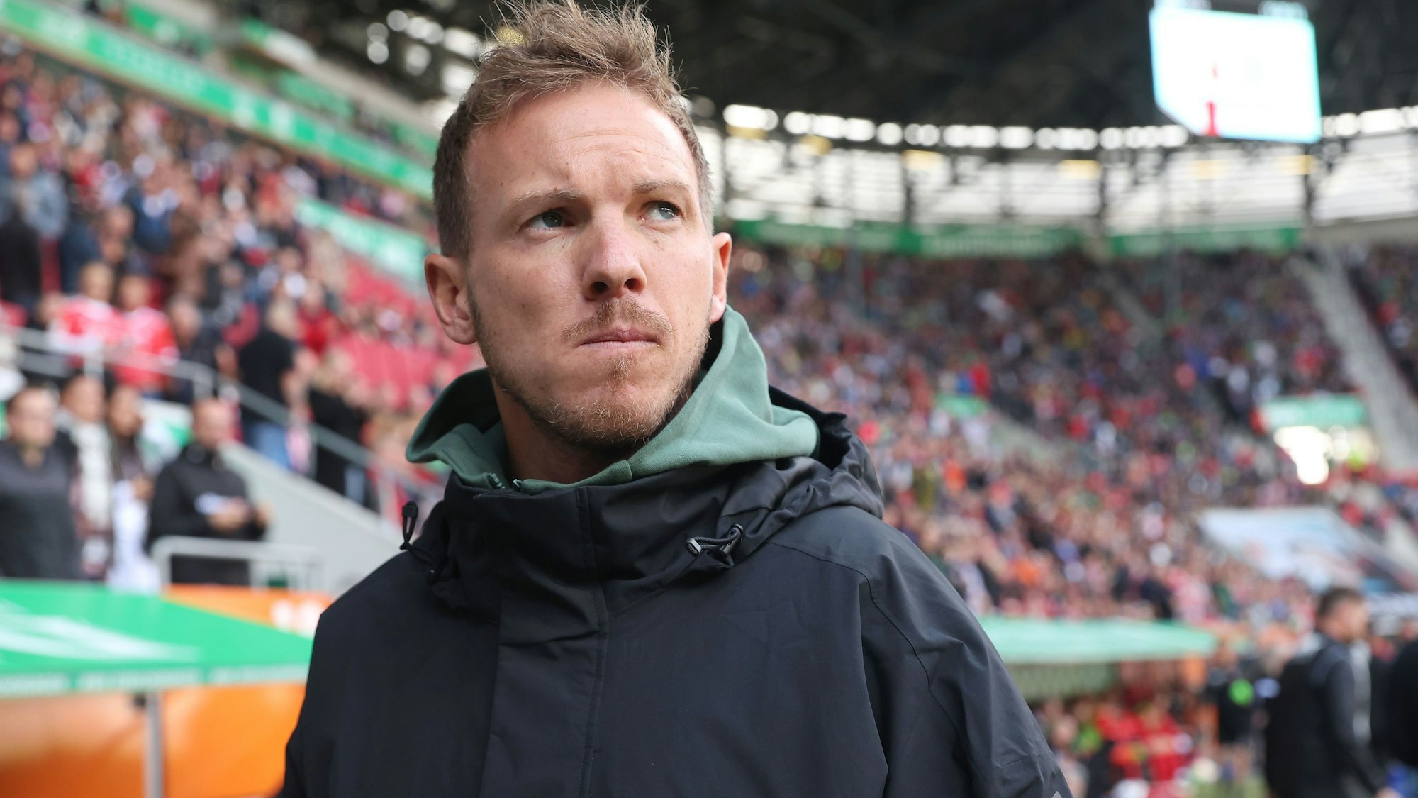 Bayern-Trainer Julian Nagelsmann steht im Stadion des FC Augsburg.