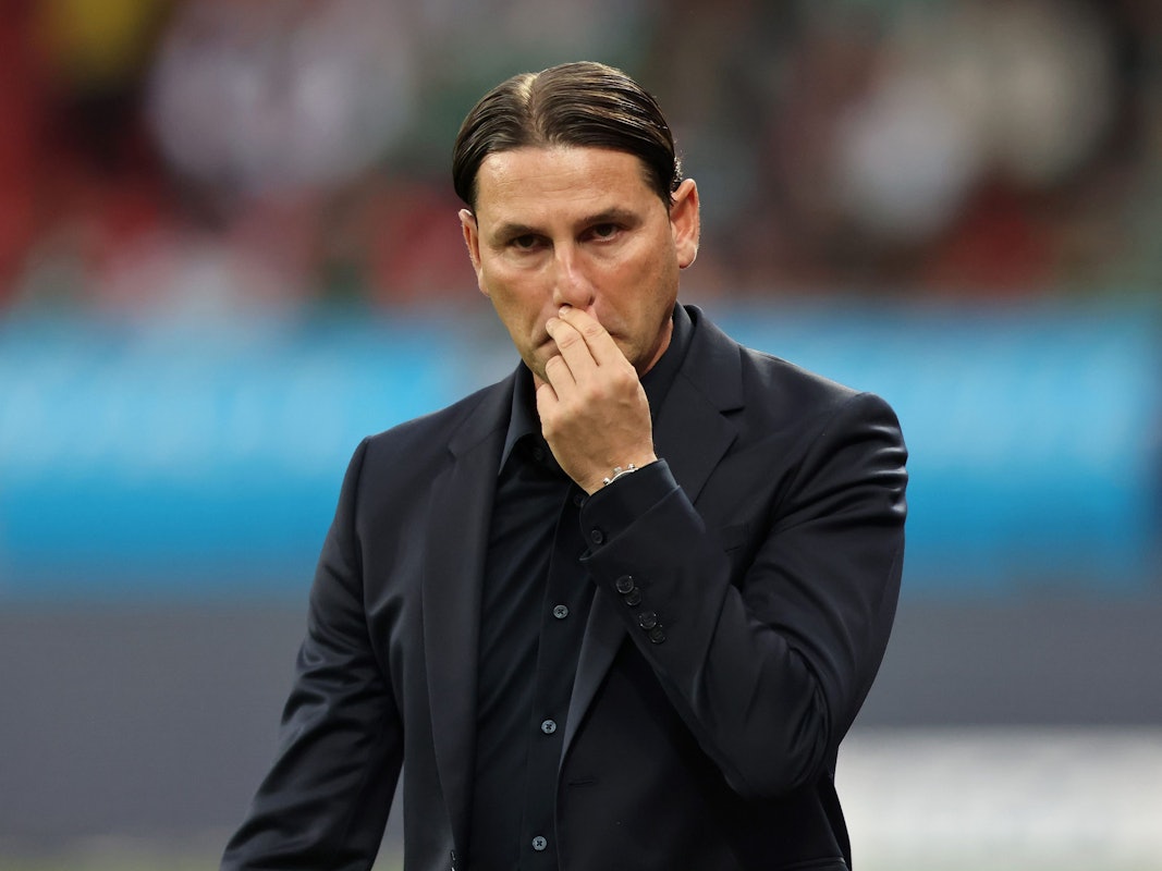 Gerardo Seoane kratzt sich an der Oberlippe.