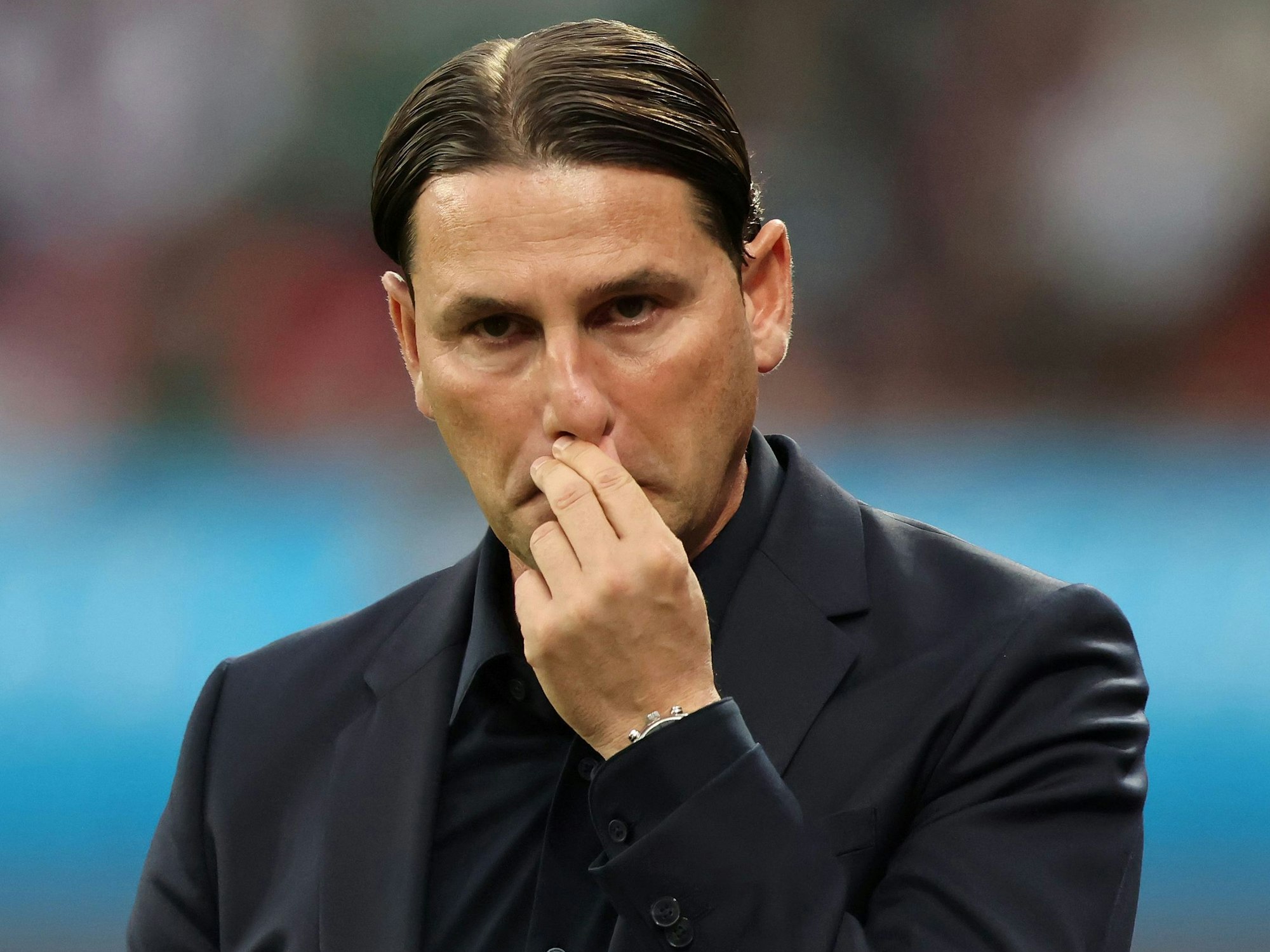 Gerardo Seoane kratzt sich an der Oberlippe.