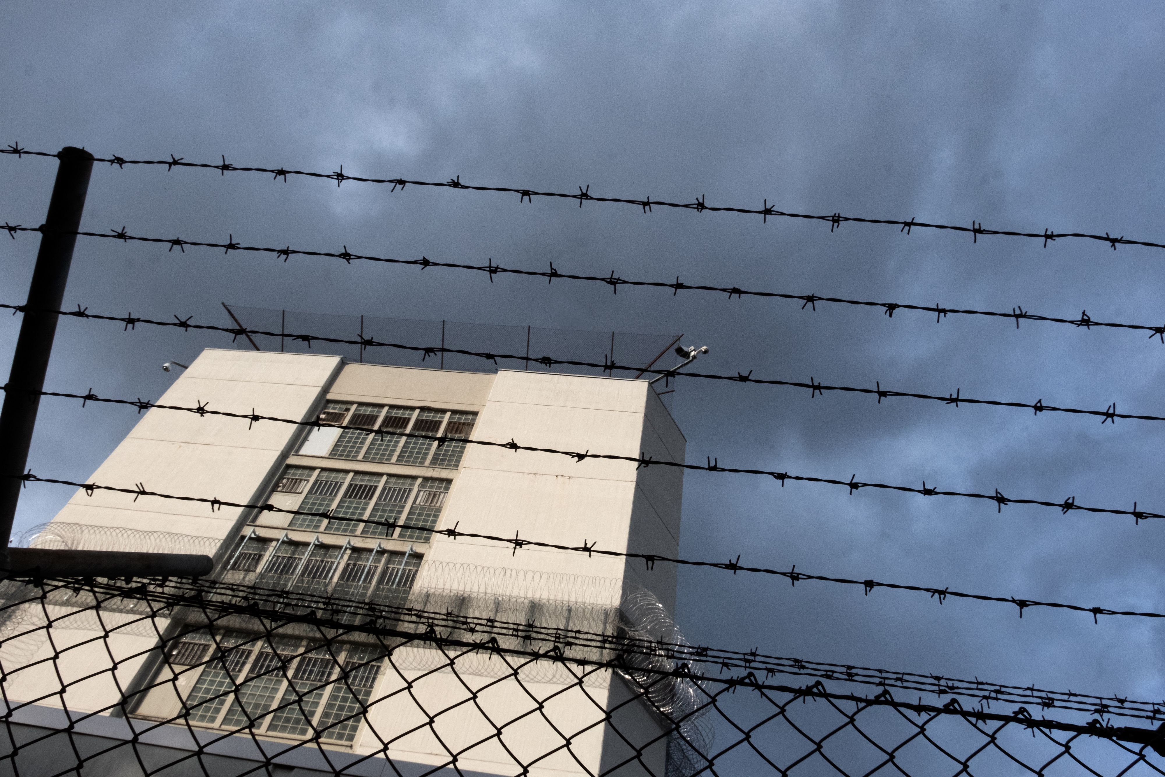 Das Gebäude der Justizvollzugsanstalt Stuttgart-Stammheim wird von einer Mauer mit einem Stacheldrahtzaun umschlossen. Im Rahmen einer Pressekonferenz stellt die Justizministerin von Baden-Württemberg die Ergebnisse der Strafverfolgungsstatistik 2020 vor.