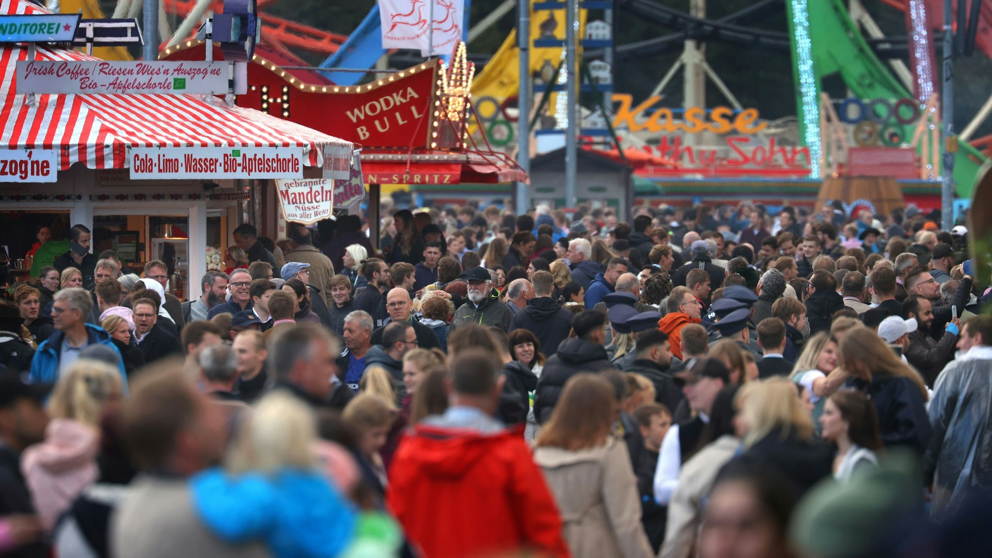 Oktoberfestbesucher drängen sich auf dem Gelände der Wiesn 2022.