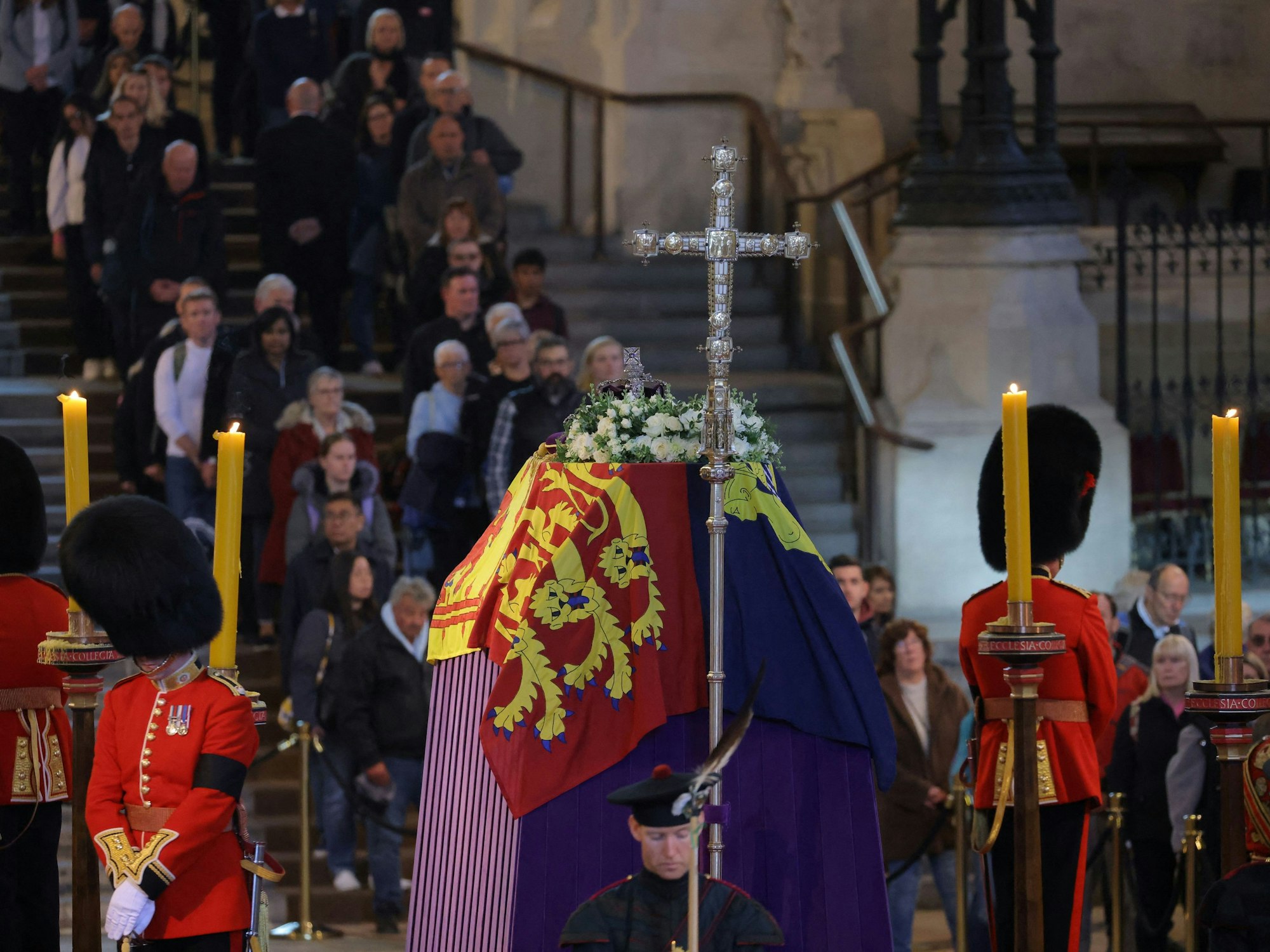 Menschen stehen Schlange, um am Sarg von Königin Elizabeth II. vorbeizugehen, der auf dem Katafalk in der Westminster Hall aufgebahrt ist.