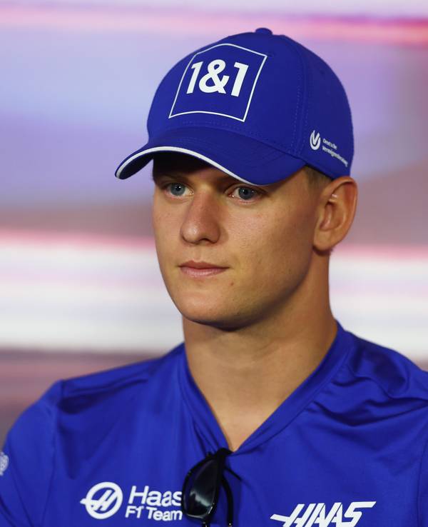 Mick Schumacher schaut bei der Pressekonferenz in Richtung der Journalisten.