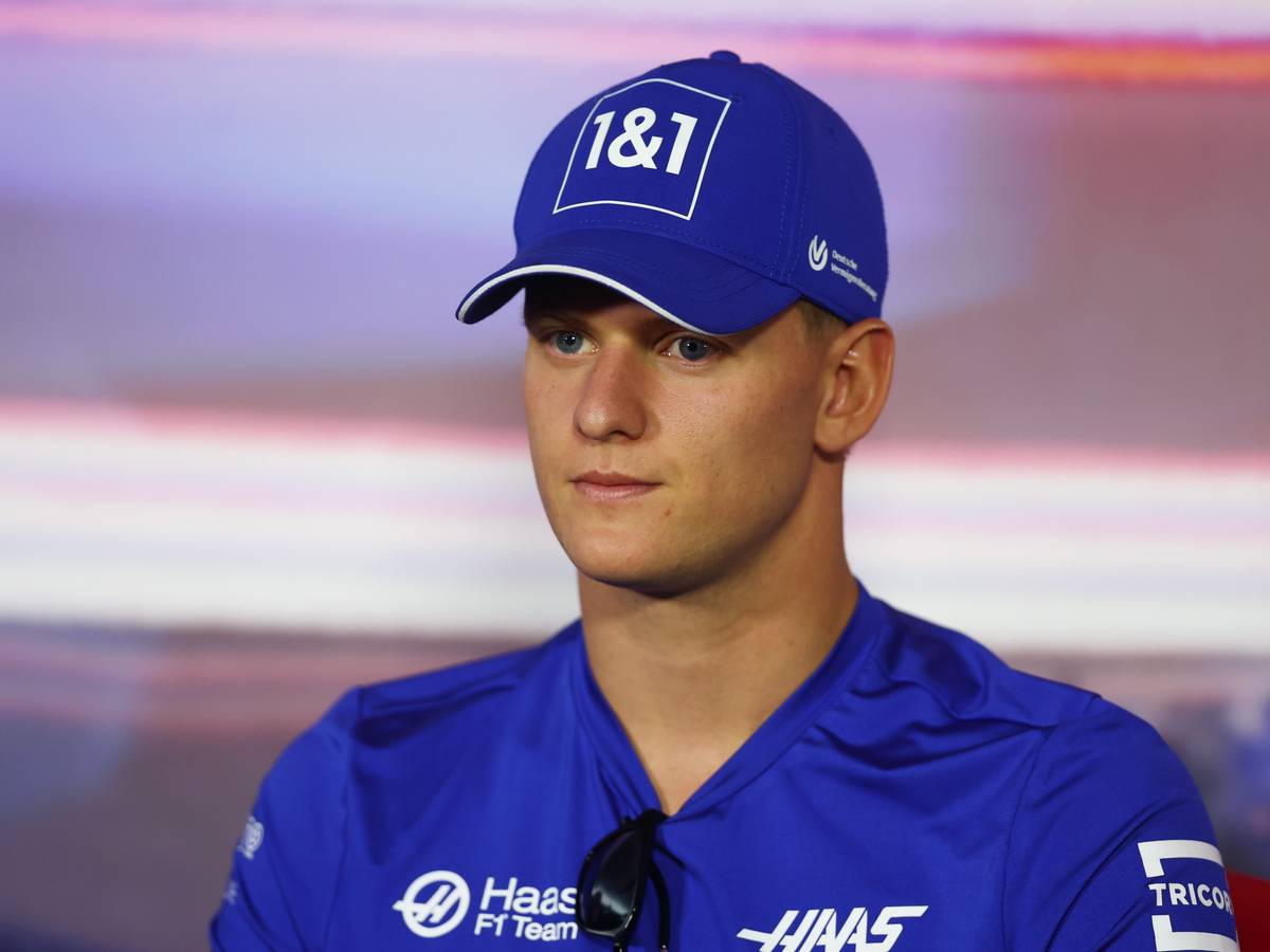 Mick Schumacher schaut bei der Pressekonferenz in Richtung der Journalisten.