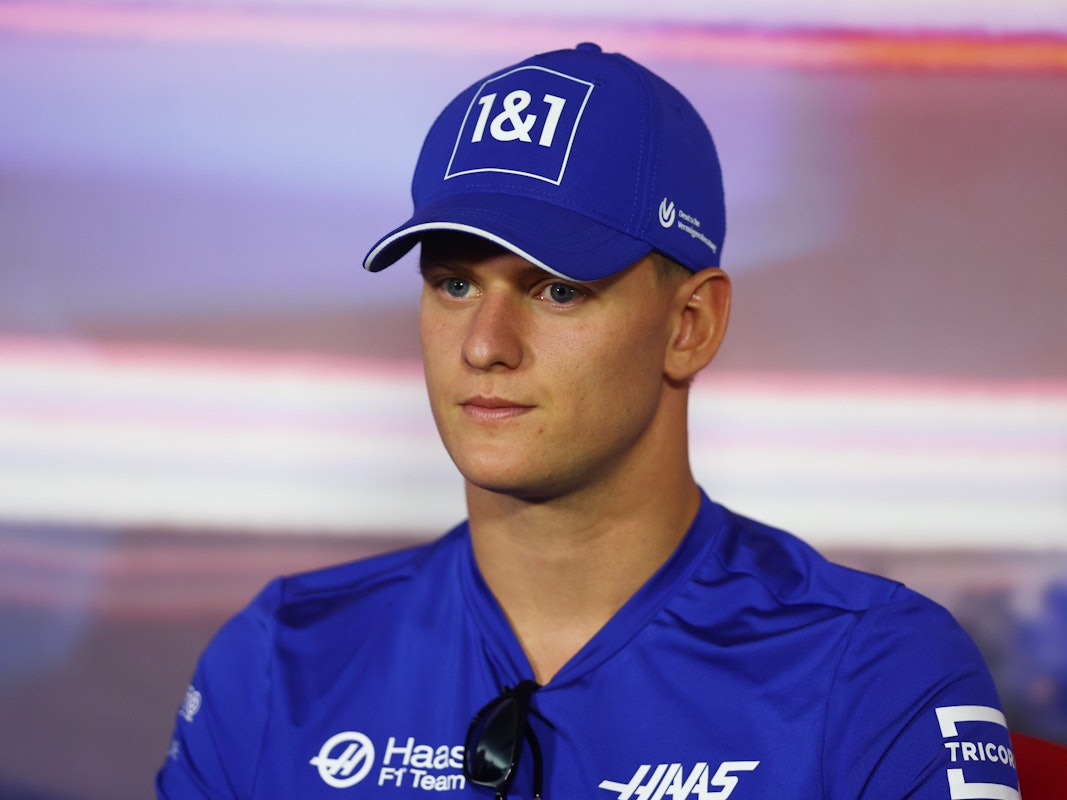 Mick Schumacher schaut bei der Pressekonferenz in Richtung der Journalisten.
