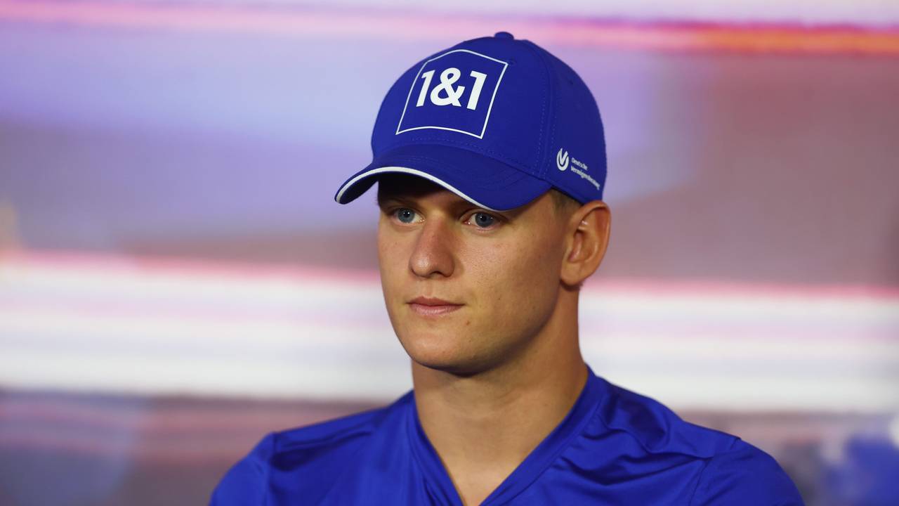Mick Schumacher schaut bei der Pressekonferenz in Richtung der Journalisten.
