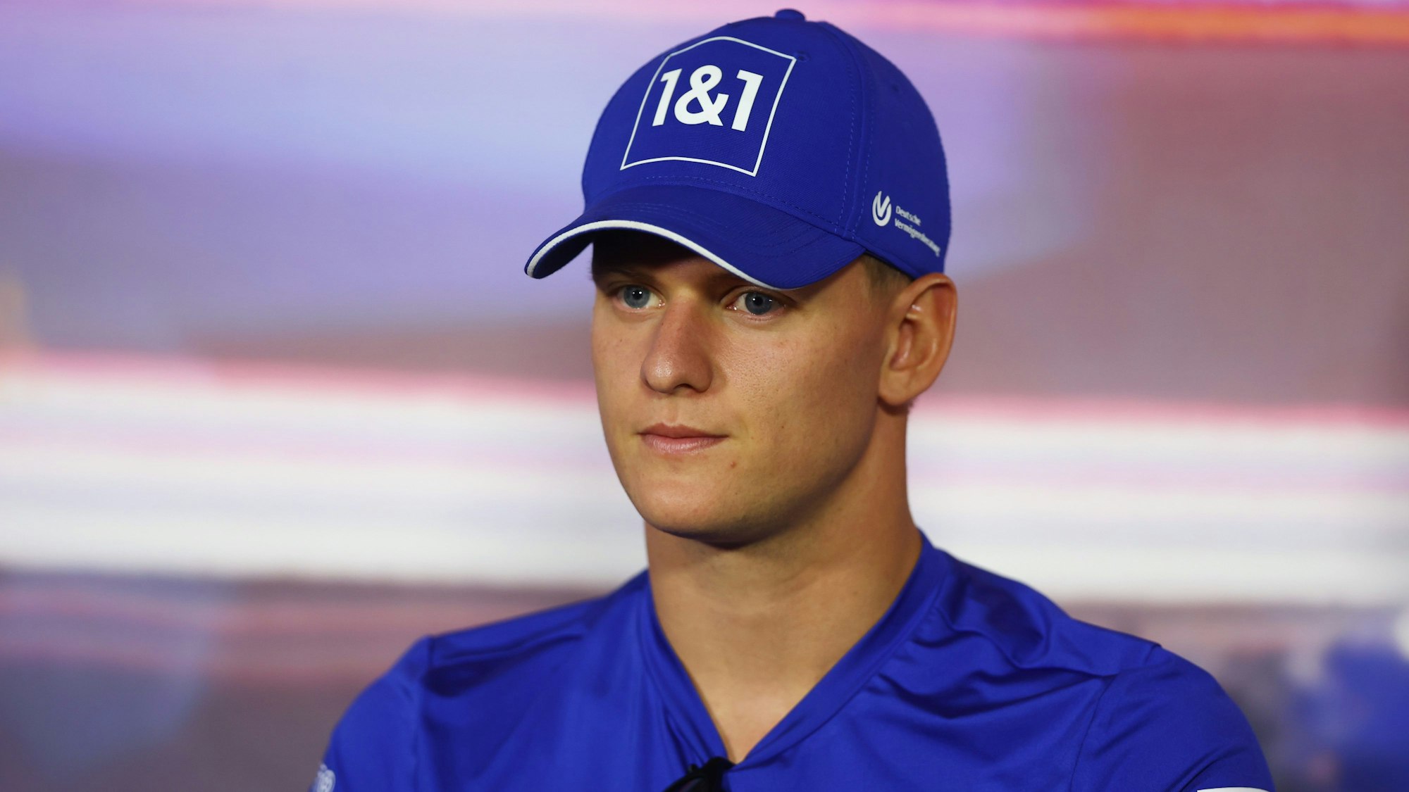 Mick Schumacher schaut bei der Pressekonferenz in Richtung der Journalisten.