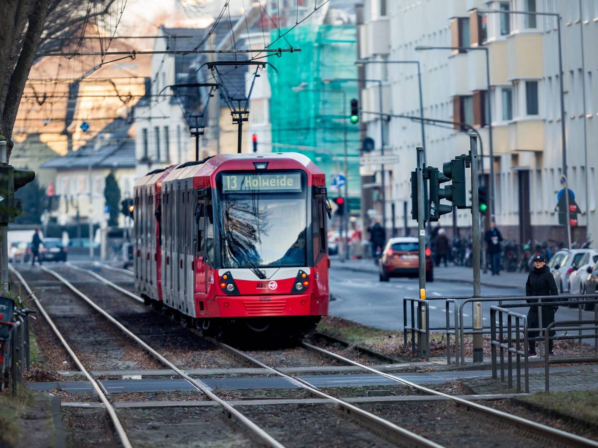 Eine Stadtbahn der Kölner Verkehrsbetriebe ist am Mittwochmorgen (18.01.2017) auf dem Sülzgürtel in Köln auf den Gleisen der KVB-Stadtbahnlinie 13.