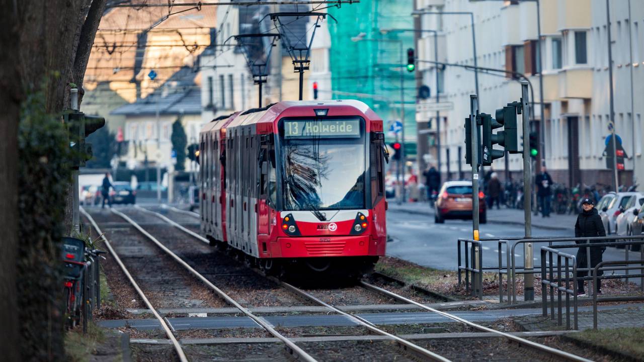 Eine Stadtbahn der Kölner Verkehrsbetriebe ist am Mittwochmorgen (18.01.2017) auf dem Sülzgürtel in Köln auf den Gleisen der KVB-Stadtbahnlinie 13.