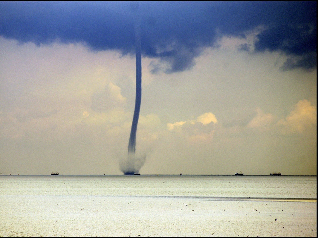 Eine Wasserhose vor der niederländischen Küste, aufgenommen am 09. Juli 2007
