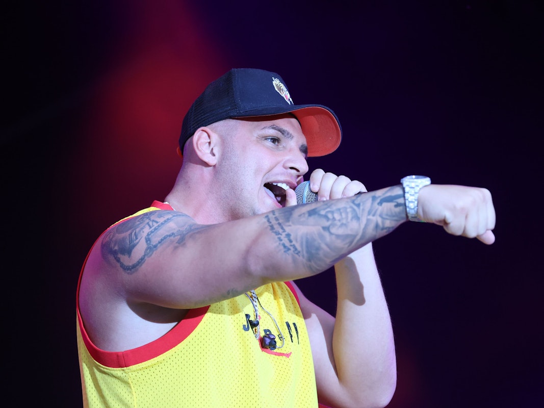 Pietro Lombardi während eines Auftritts auf einer Bühne.