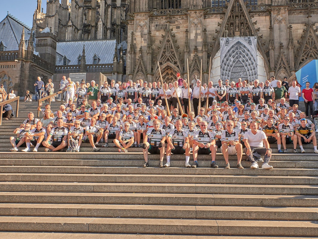Teilnehmerinnen und Teilnehmer der Vor-Tour der Hoffnung auf dem Bahnhofsvorplatz.