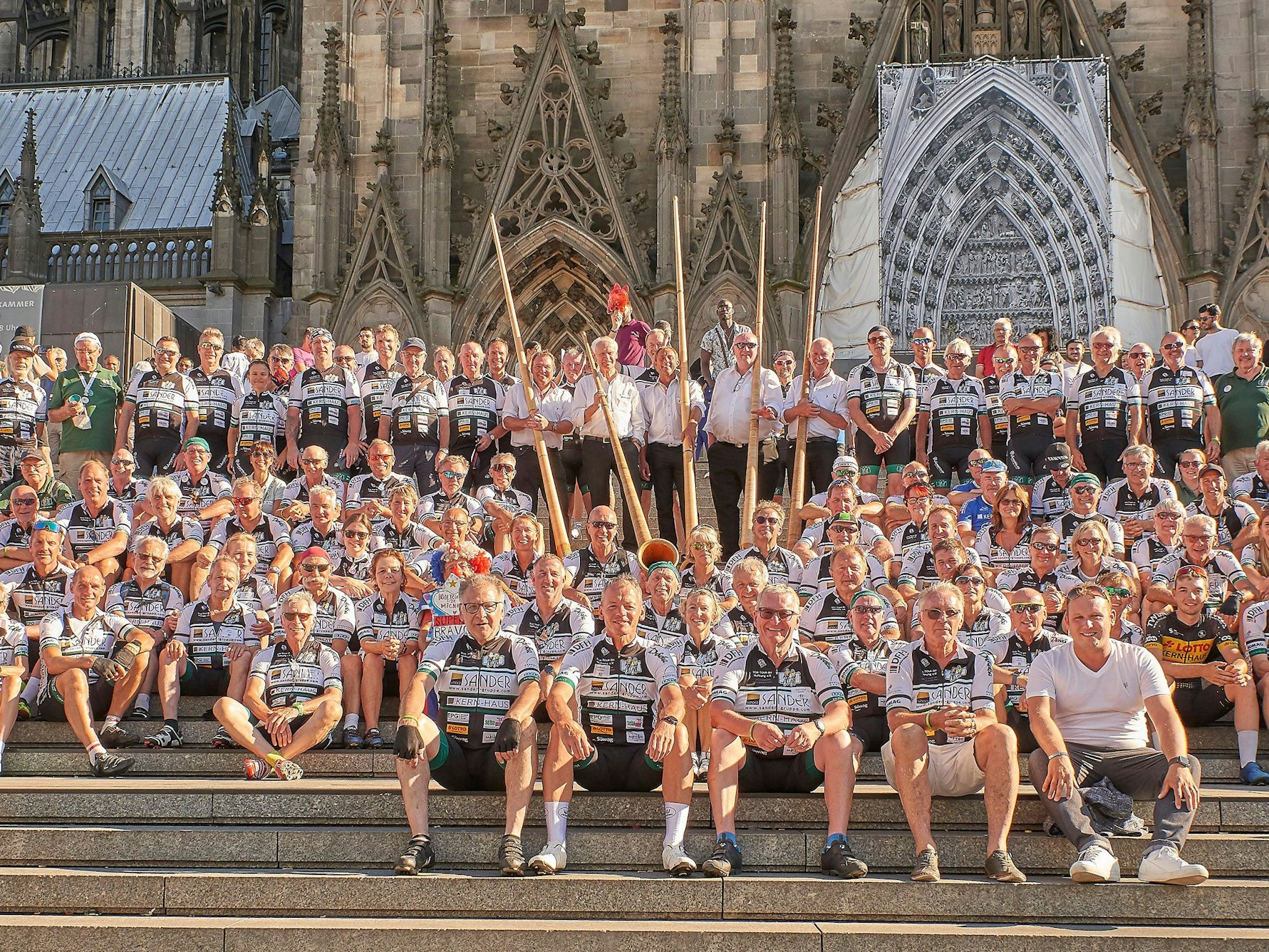 Teilnehmerinnen und Teilnehmer der Vor-Tour der Hoffnung auf dem Bahnhofsvorplatz.