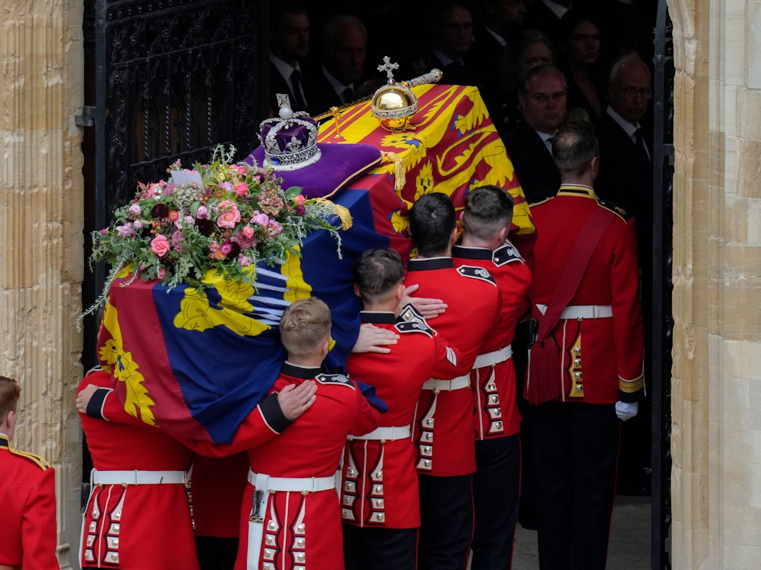 Queen Elizabeth II. ist auf ihrer letzten Reise in Windsor angekommen. Dort wird sie an der Seite ihres Ehemannes Prinz Philip beigesetzt.