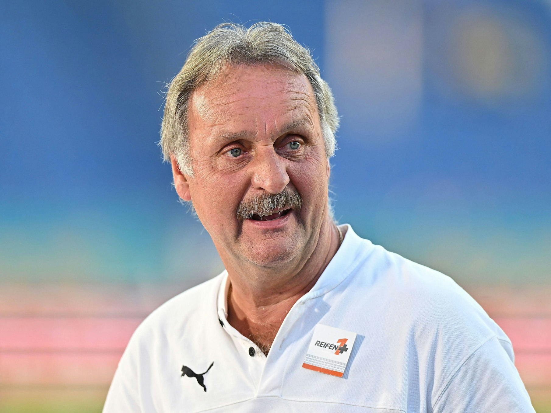 Peter Neururer steht beim Spiel Darmstadt gegen Rostock im Stadion