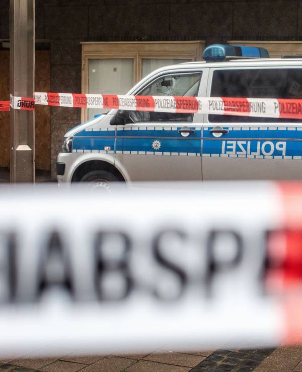 Absperrbänder der Polizei NRW vor einem Gebäude