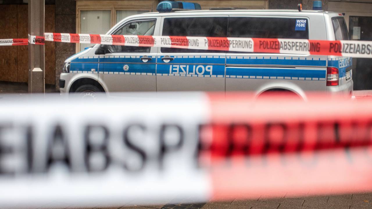 Absperrbänder der Polizei NRW vor einem Gebäude