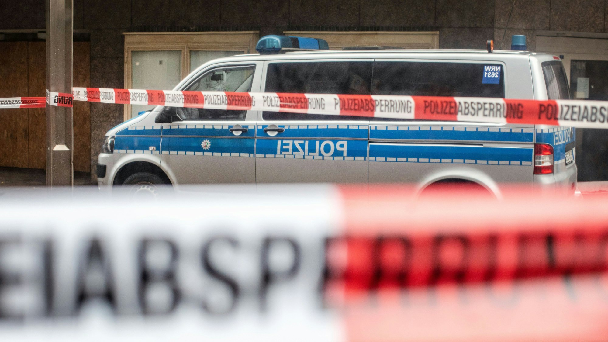 Absperrbänder der Polizei NRW vor einem Gebäude