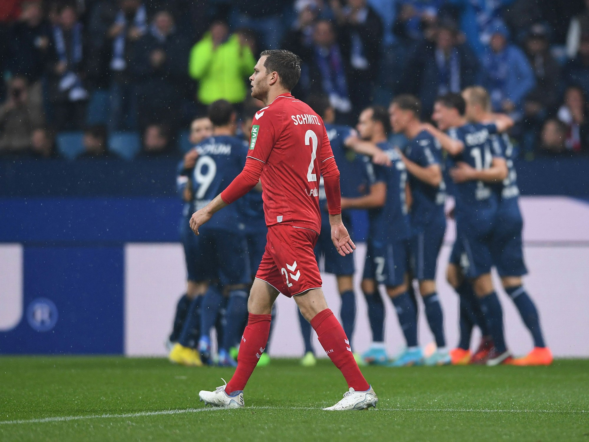 Benno Schmitz ist nach einem Eigentor niedergeschlagen.