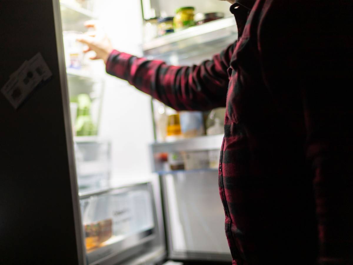 Auf dem Symbolbild vom 27. Februar 2022, aufgenommen in Bad Oeynhausen, sieht man einen Mann etwas aus dem Kühlschrank nehmen.