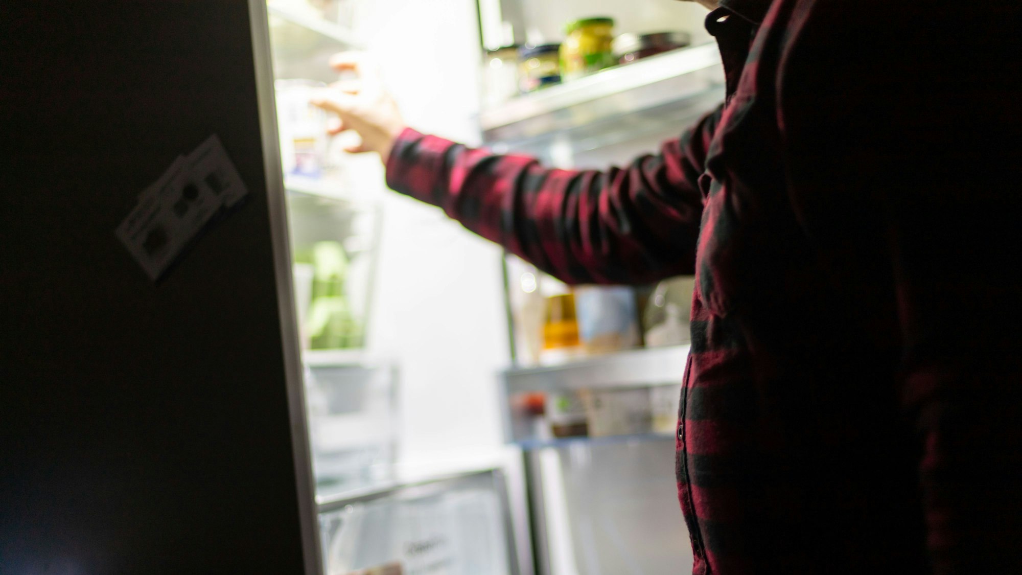 Auf dem Symbolbild vom 27. Februar 2022, aufgenommen in Bad Oeynhausen, sieht man einen Mann etwas aus dem Kühlschrank nehmen.
