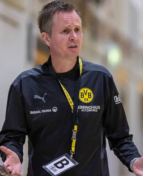 André Fuhr, coacht seine Mannschaft von der Seitenlinie.
