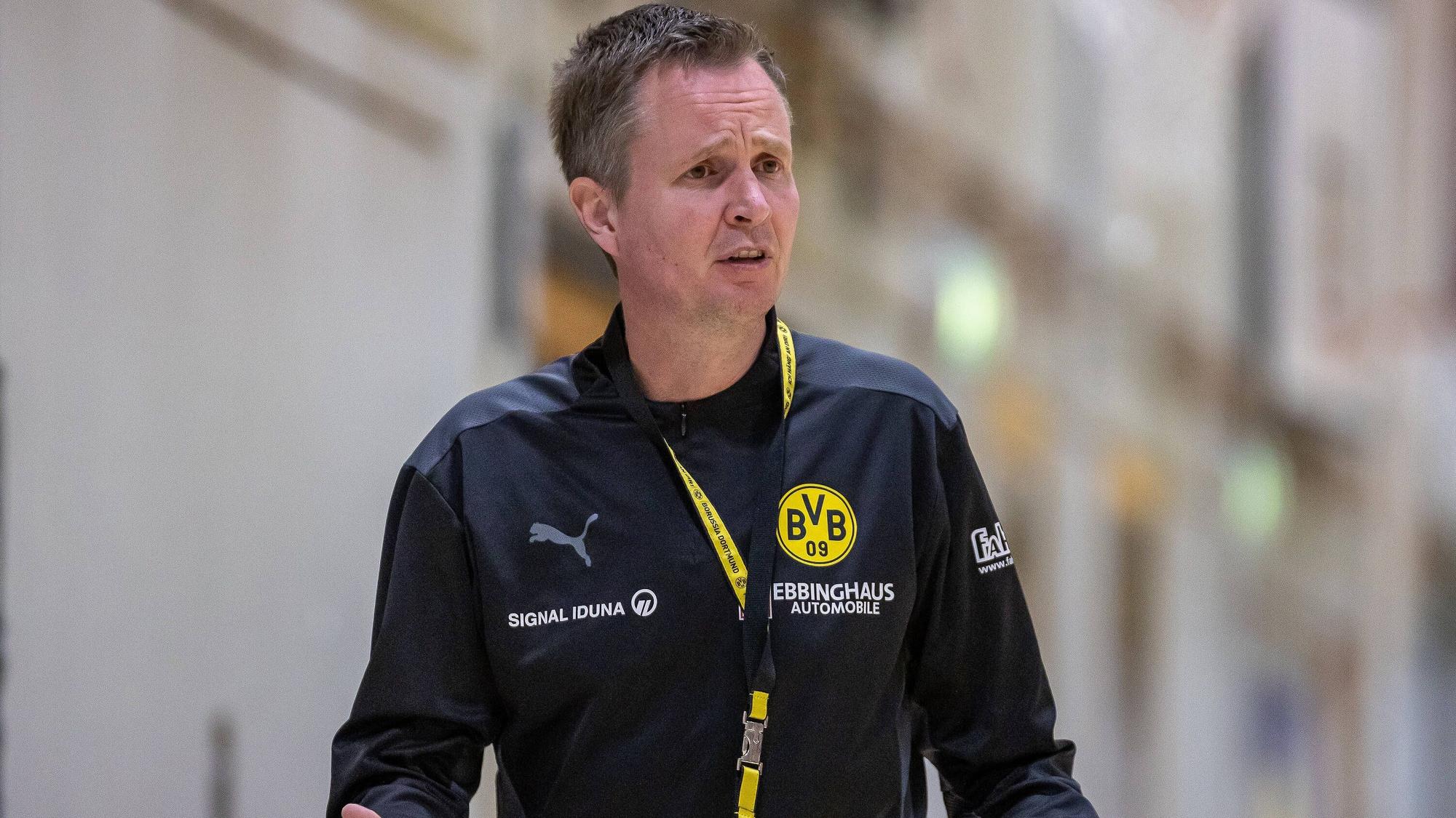 André Fuhr, coacht seine Mannschaft von der Seitenlinie.