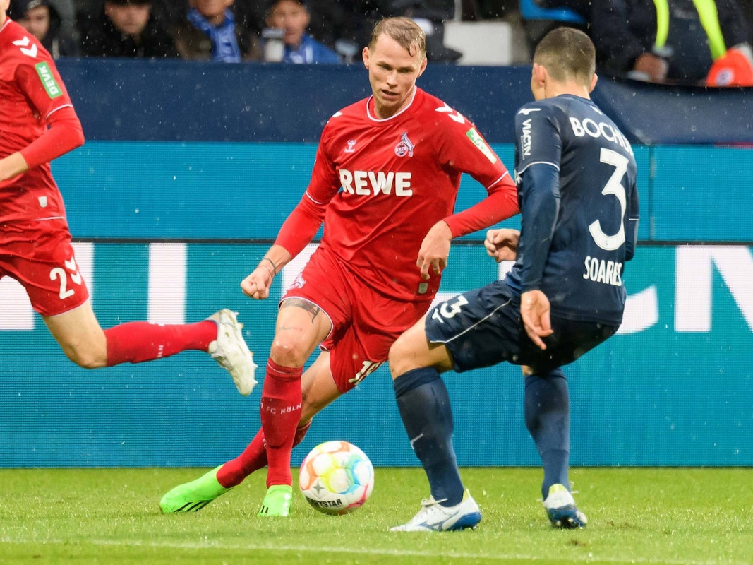 Ondrej Duda im Zweikampf mit Danilo Soares.