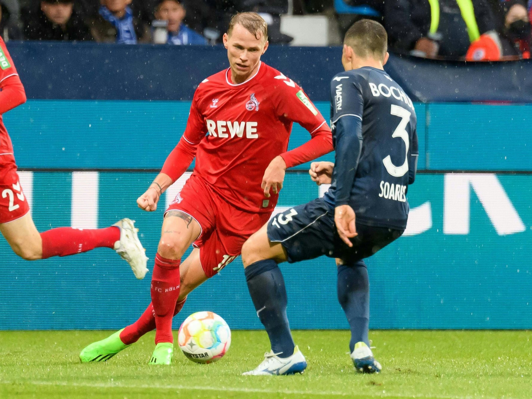 Ondrej Duda im Zweikampf mit Danilo Soares.