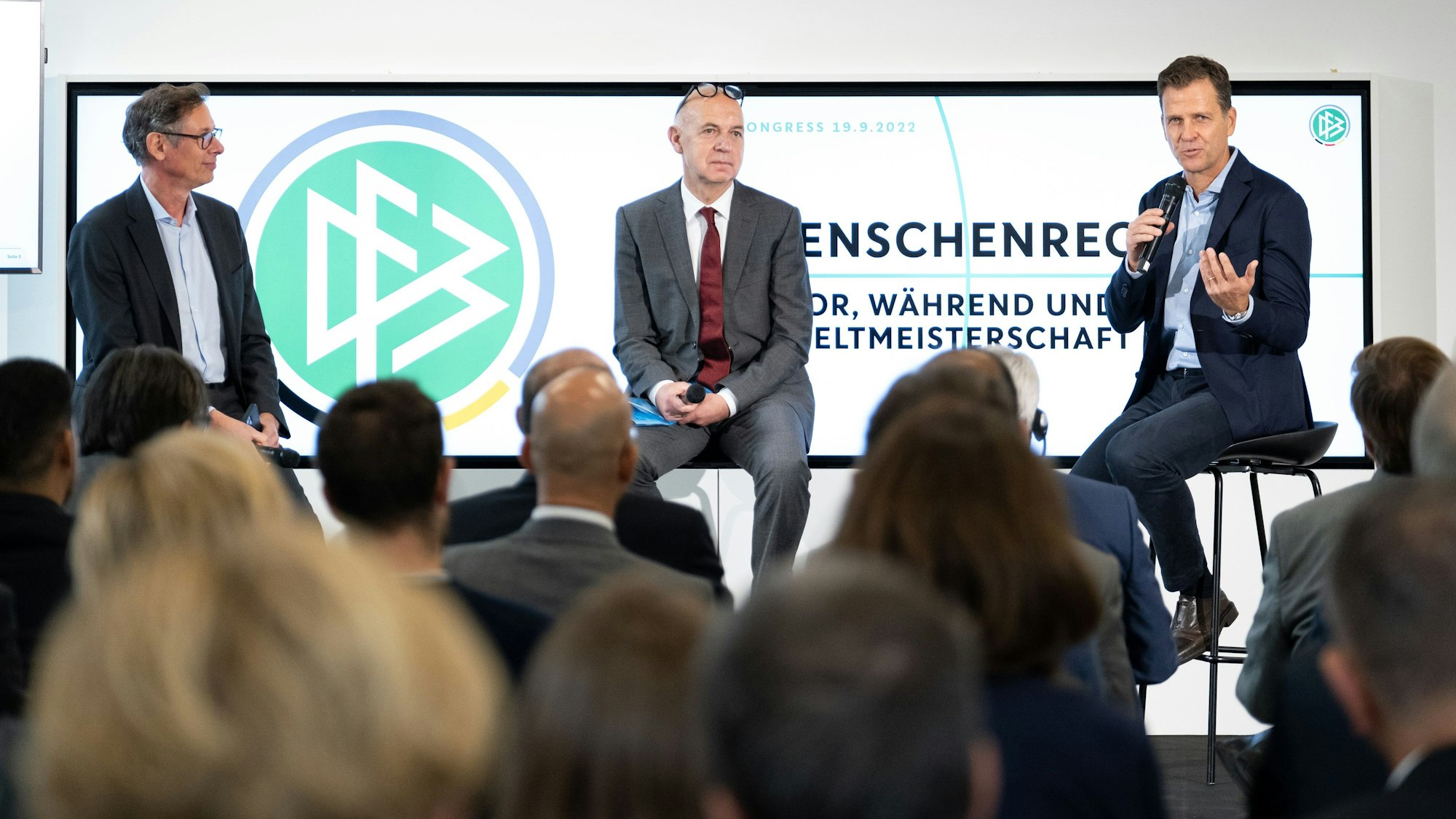 DFB-DFB-Kongress: Sport und Menschenrechte: Maßnahmen vor, während und nach der WM in Katar 2022,
Steffen Simon, Bernd Neuendorf, Oliver Bierhoff.