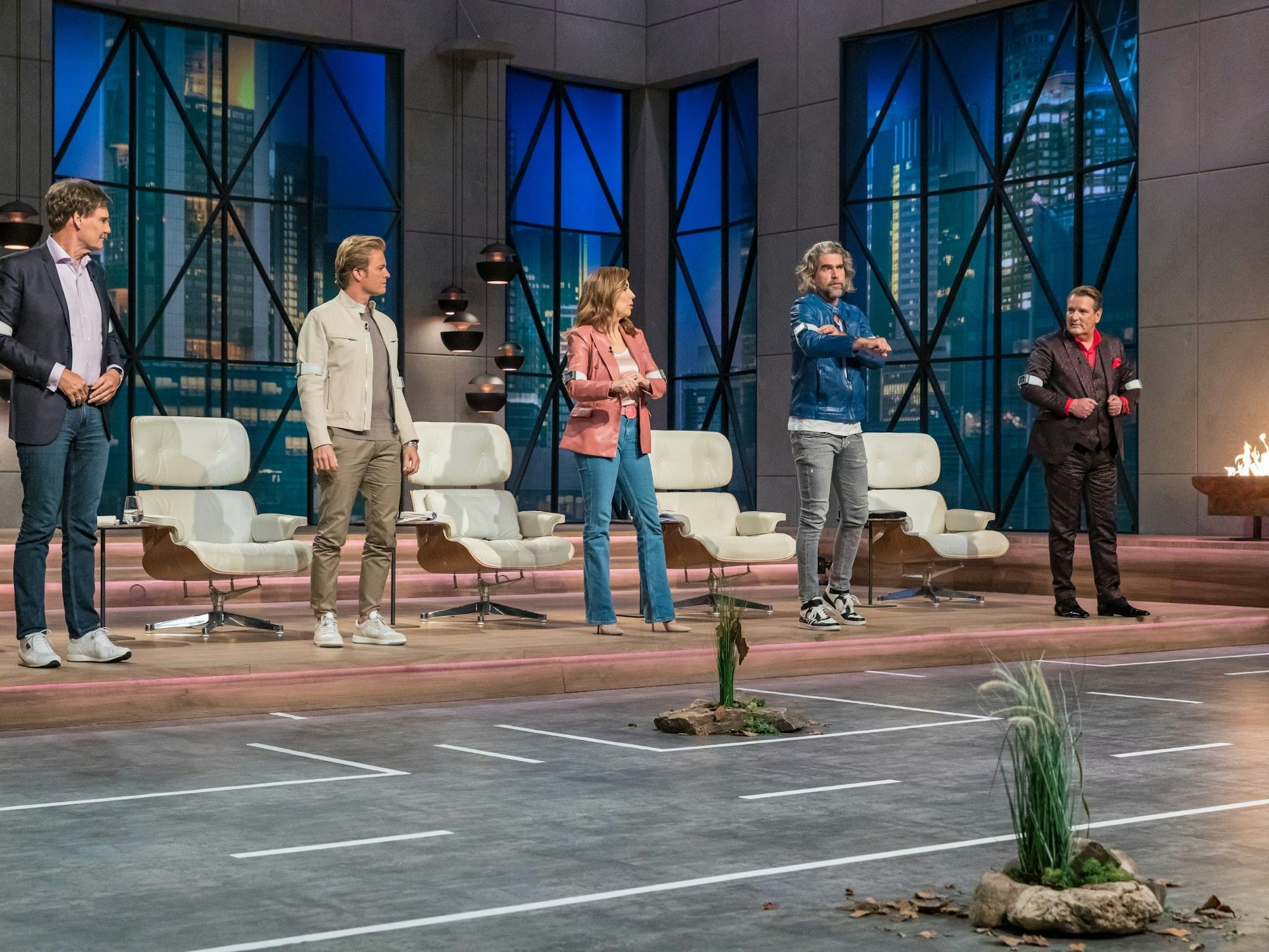 Carsten Maschmeyer, Nico Rosberg, Judith Williams, Nils Glagau und Ralf Dümmel stehen in der „Höhle der Löwen“ vor ihren Stühlen.