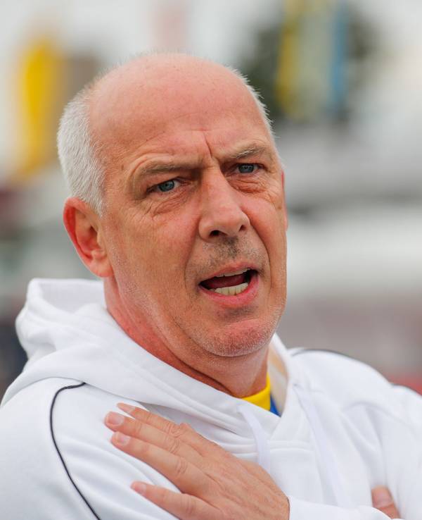 Ex-Fußballer Mario Basler in einem weißen Pullover beim Promi-Spiel.