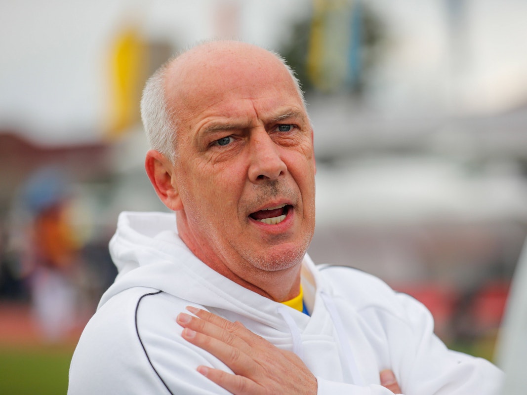 Ex-Fußballer Mario Basler in einem weißen Pullover beim Promi-Spiel.