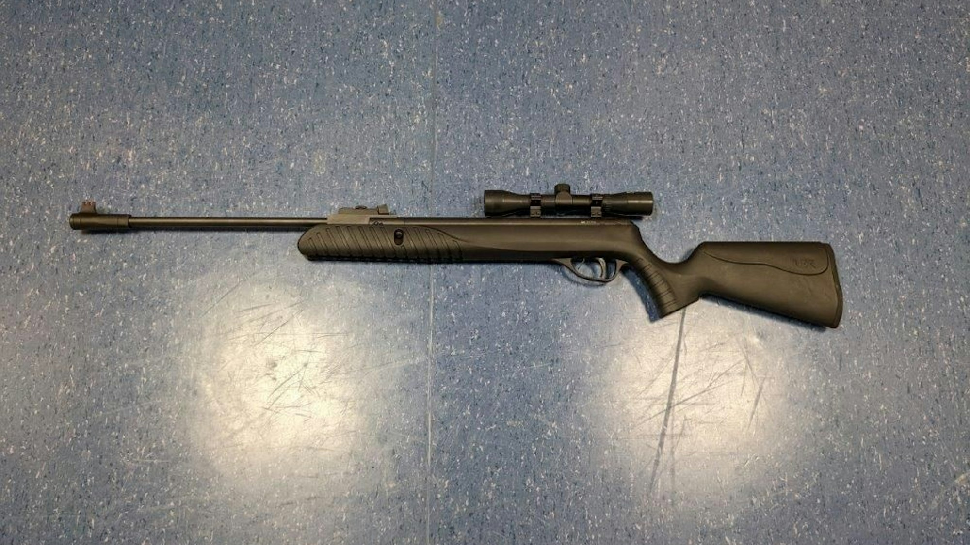 Eine Luftdruckwaffe, die am Bochumer Hauptbahnhof am 18. September 2022 von der Bundespolizei sichergestellt worden ist, nachdem ein offenbar betrunkener Mann diese bei sich geführt hat.