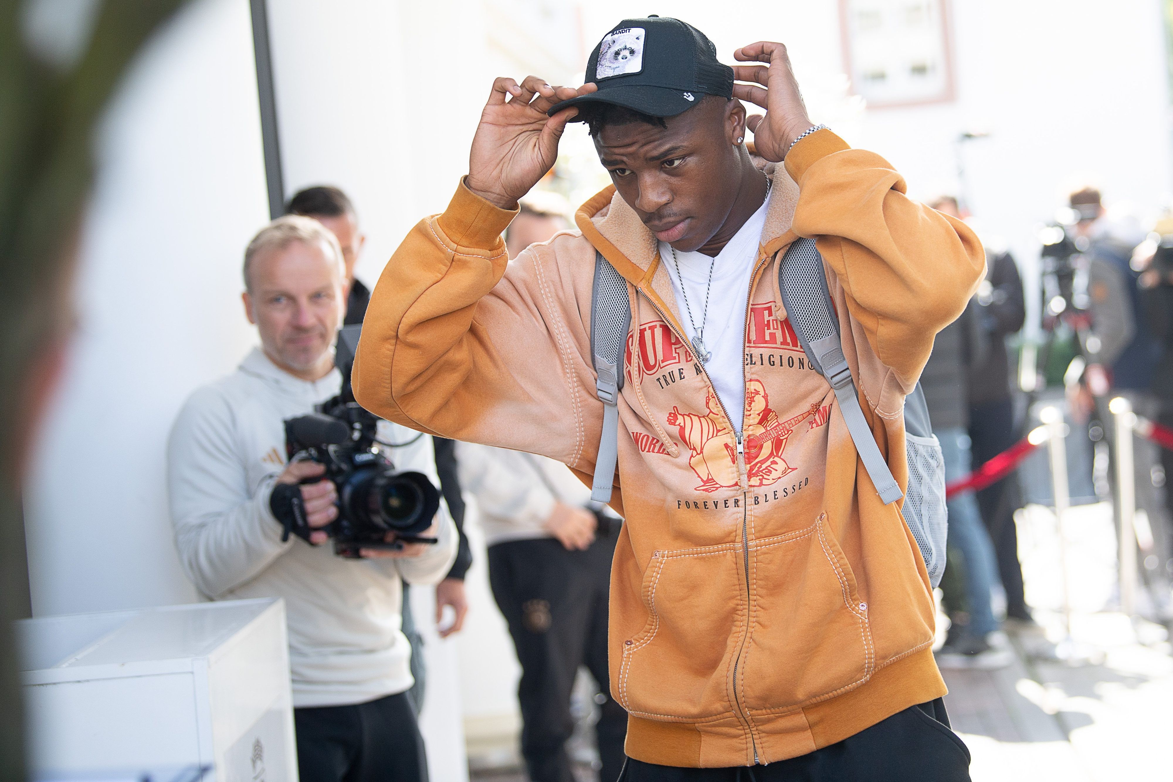 Armel Bella-Kotchap kommt im stylischen Outfit am Teamhotel des DFB an.