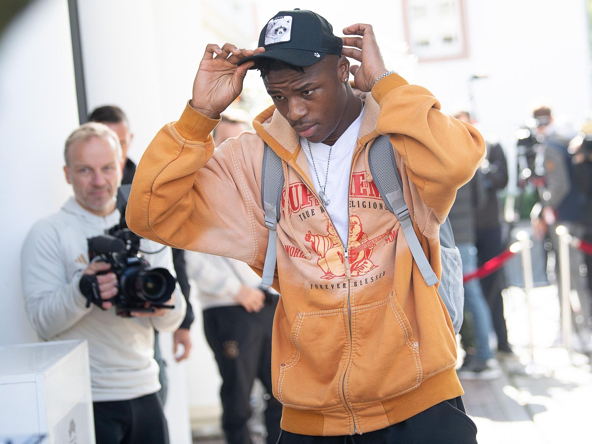 Armel Bella-Kotchap kommt im stylischen Outfit am Teamhotel des DFB an.