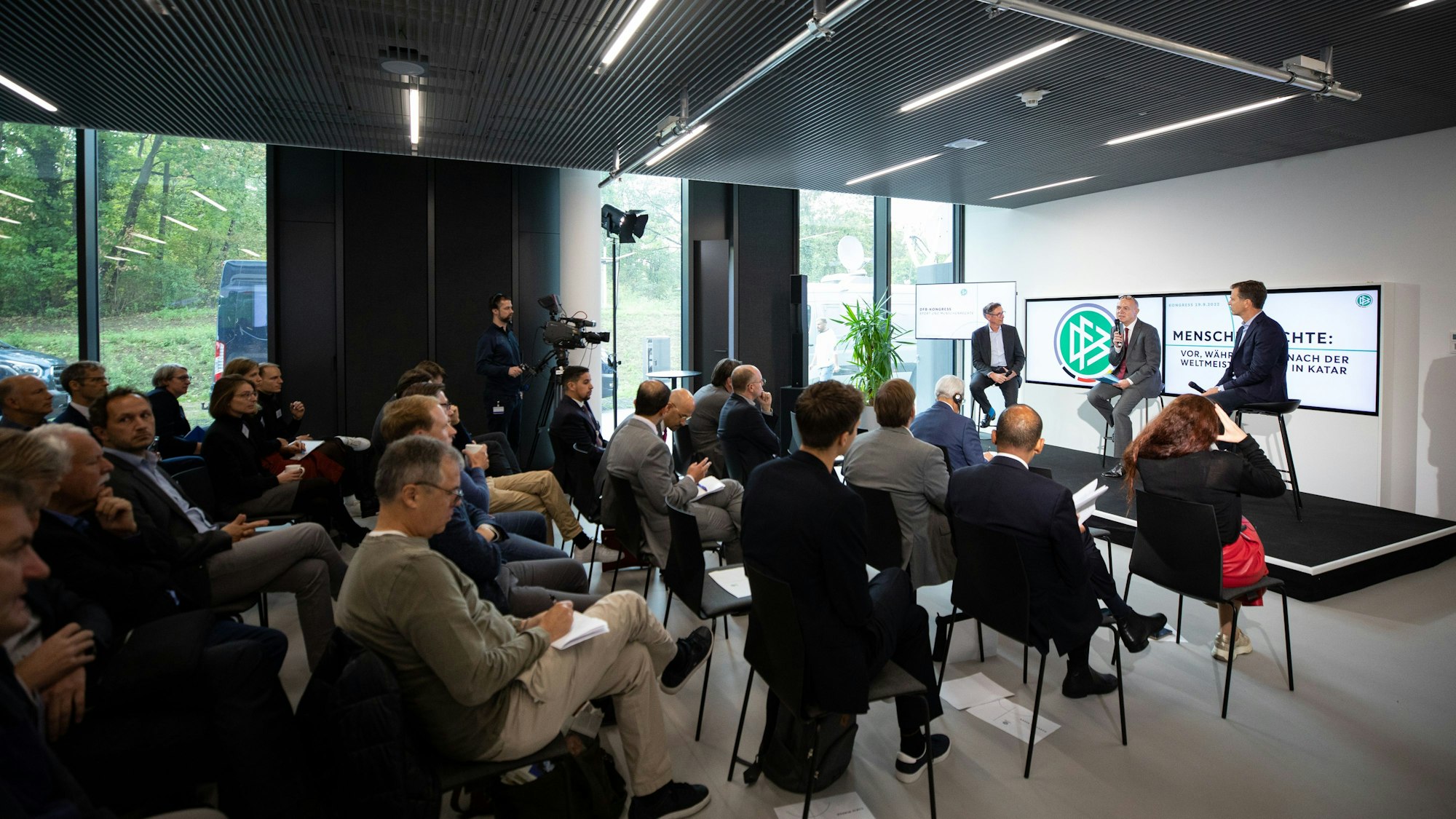 Sport und Menschenrechte: Maßnahmen vor, während und nach der WM in Katar 2022,
Steffen Simon, Bernd Neuendorf, Oliver Bierhoff.