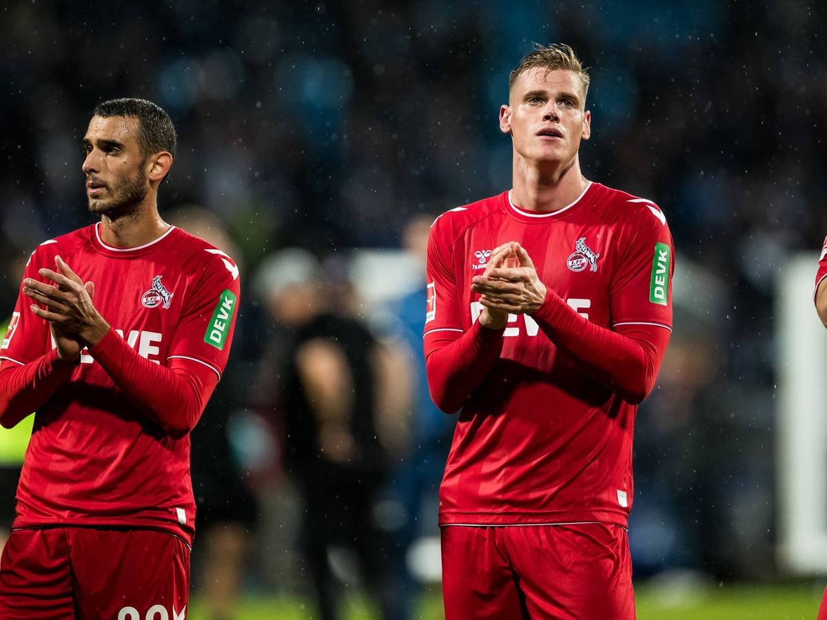 Die Spieler des 1. FC Köln bedanken sich bei den mitgereisten Fans: Ellyes Skhiri und Steffen Tigges.