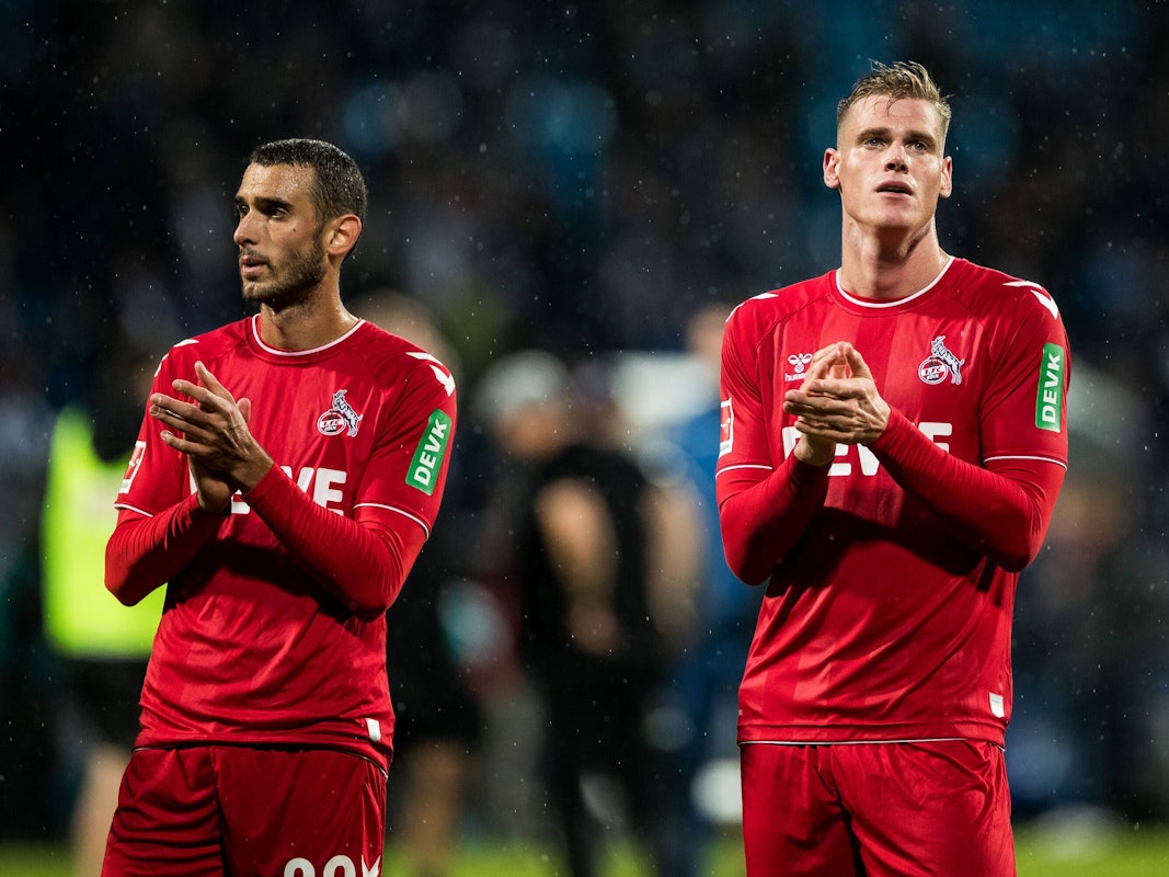 Die Spieler des 1. FC Köln bedanken sich bei den mitgereisten Fans: Ellyes Skhiri und Steffen Tigges.