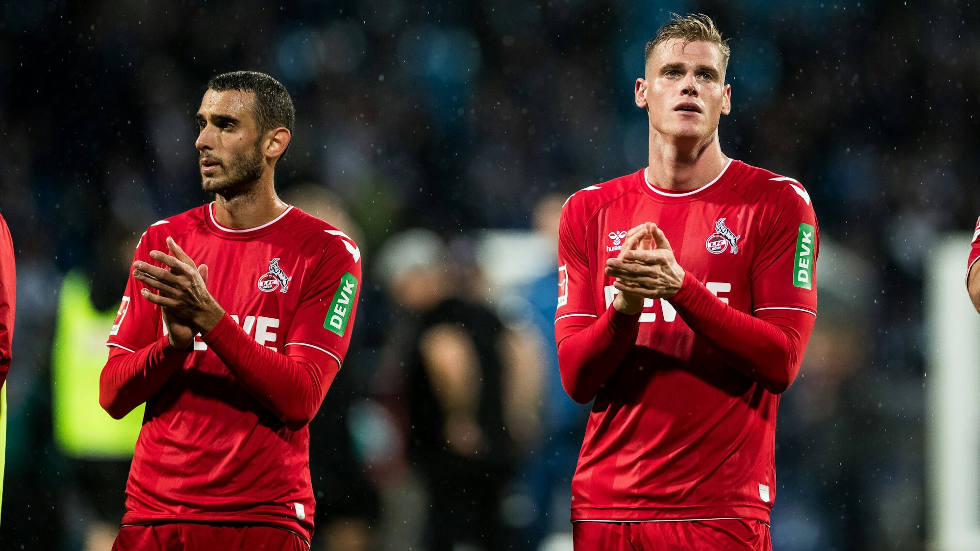 Die Spieler des 1. FC Köln bedanken sich bei den mitgereisten Fans: Ellyes Skhiri und Steffen Tigges.