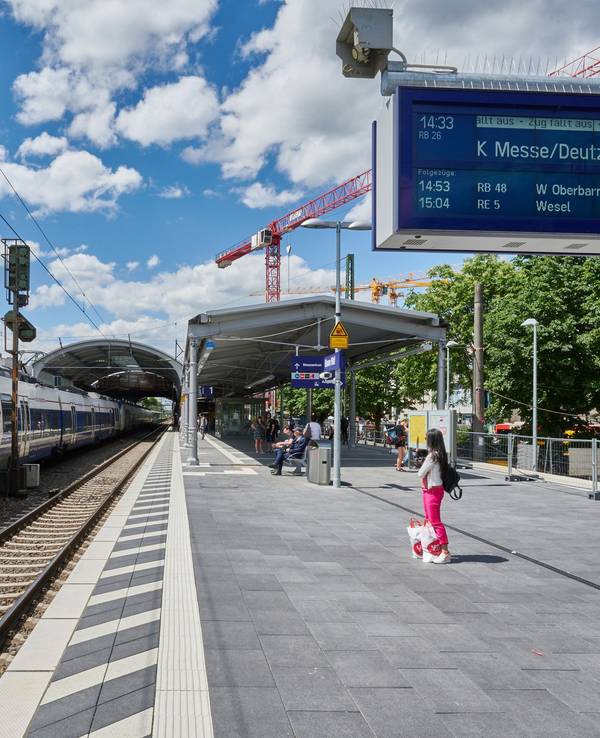 Ein Zug steht an einem Bahnsteig im Bonner Hauptbahnhof.